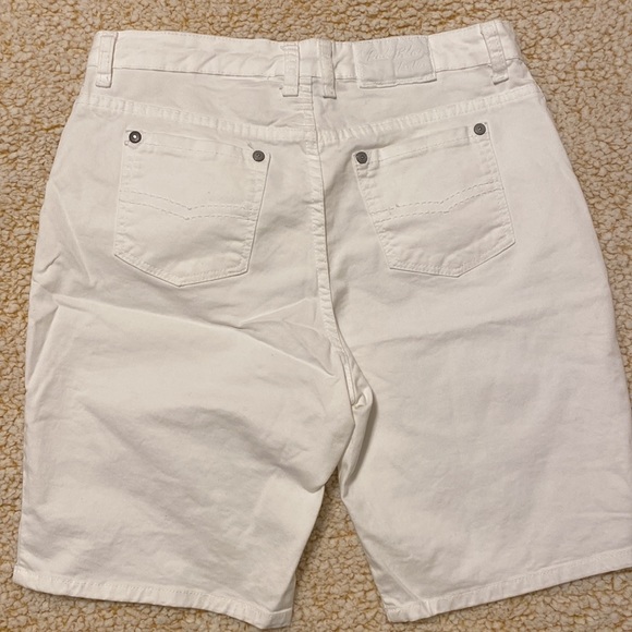 White shorts - Picture 2 of 6